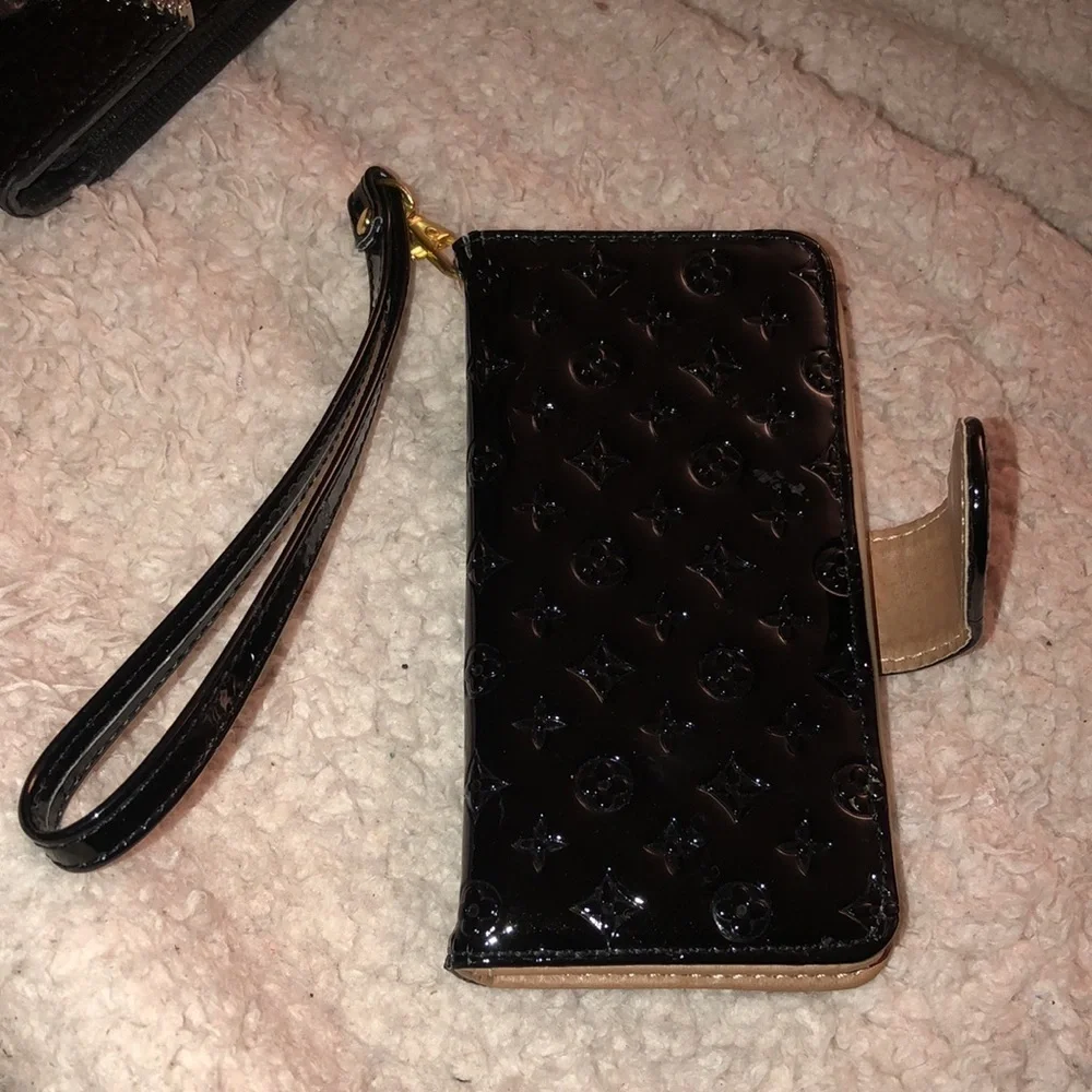 Black Patent Leather LV floral IPhone 6,7,8 magnetic clasp wristlet strap card